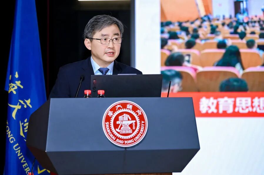 各条战线的371名正式代表出席会议