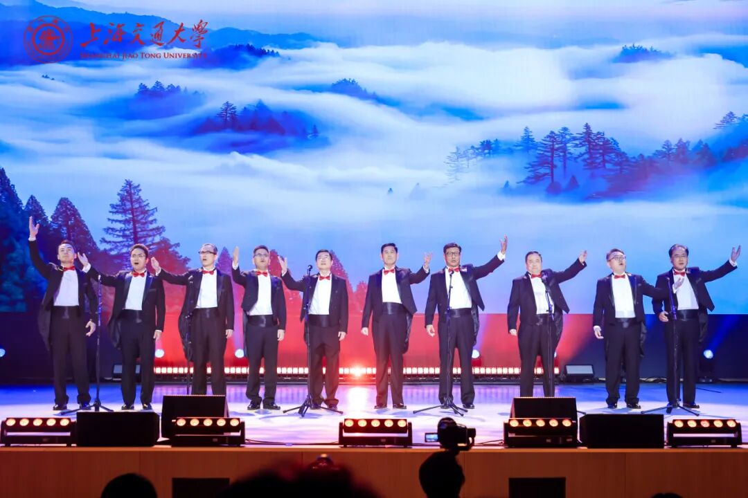 在附属第六人民医院演奏的《彩云追月》